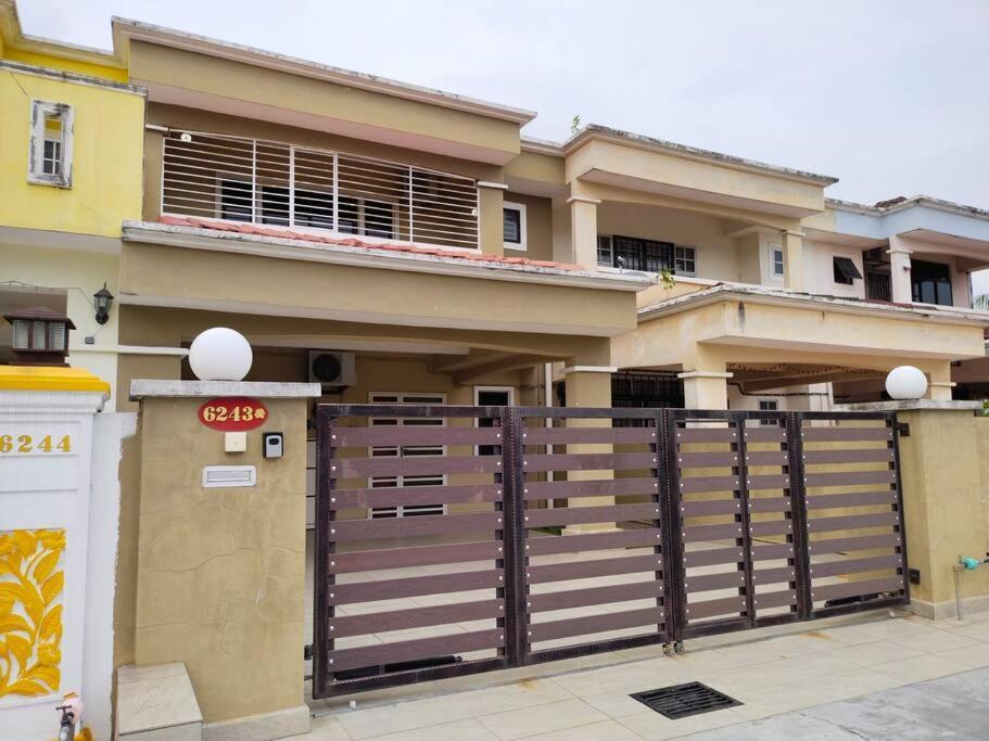 6243 Sbn Jaya # U Rumah percutian